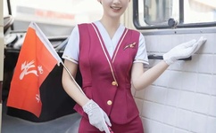 一米五小女生抱着干